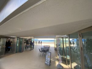 公園の前にあるカフェと広がる海